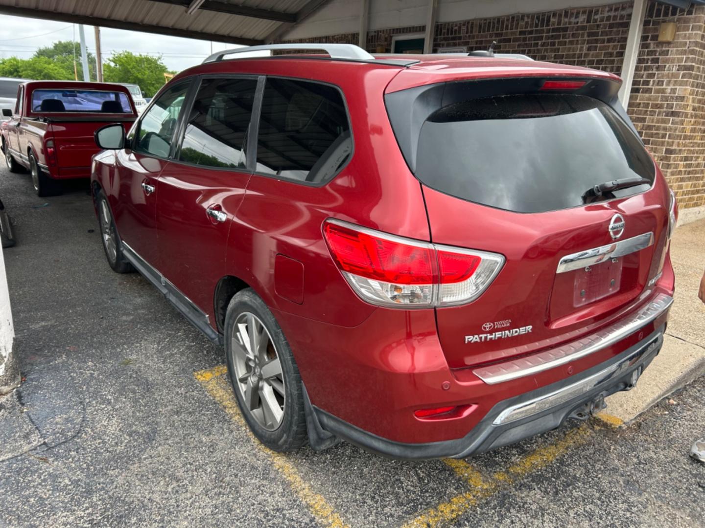 2014 Red Nissan Pathfinder S 2WD (5N1AR2MN4EC) with an 3.5L V6 DOHC 24V engine, Continuously Variable Transmission transmission, located at 1687 Business 35 S, New Braunfels, TX, 78130, (830) 625-7159, 29.655487, -98.051491 - Photo#1